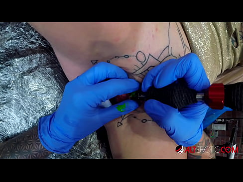 ❤️ Extremamente tatuada, a brasa Sully Savage fez uma tatuagem no seu clítoris Porno vídeo em pt.shufflesex-com.ru ☑
