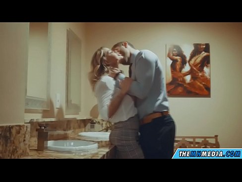 ❤️ Quando uma loira peituda o seduz numa casa de banho pública Porno vídeo em pt.shufflesex-com.ru ☑